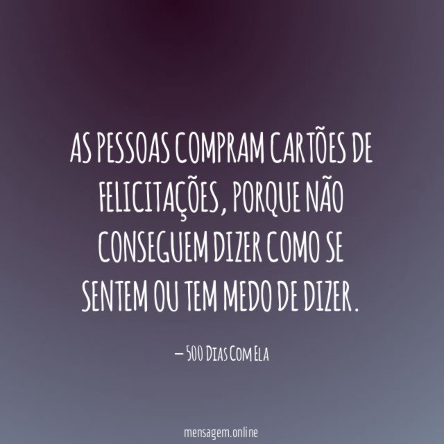 As pessoas compram cartões de felicitações