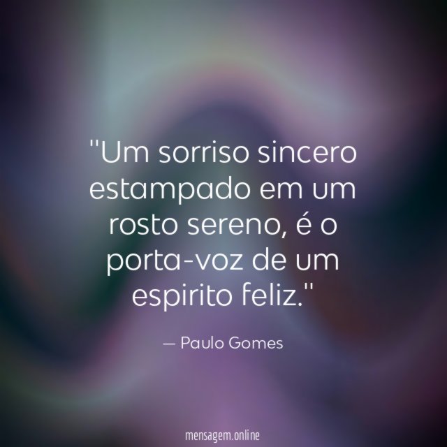 'Um sorriso sincero estampado em um rosto sereno