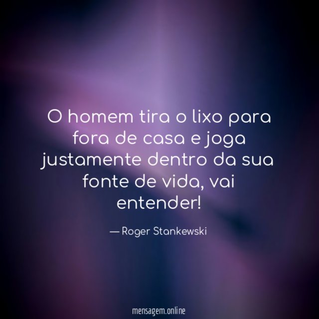 O homem tira o lixo para fora de