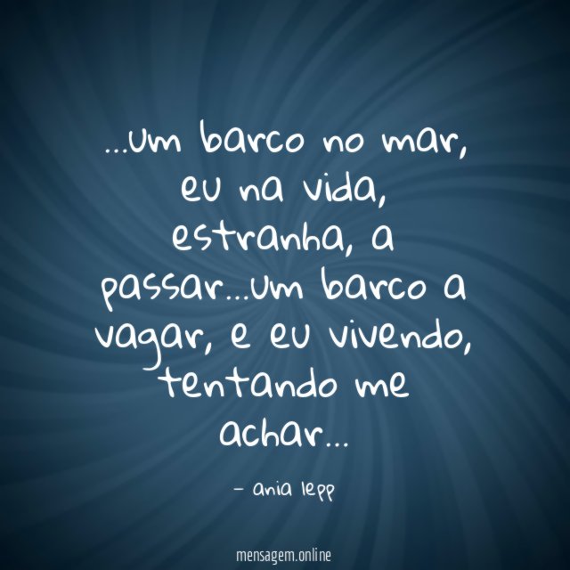 um barco no mar