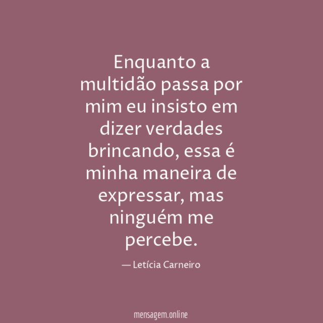 Enquanto a multidão passa por mim eu insisto