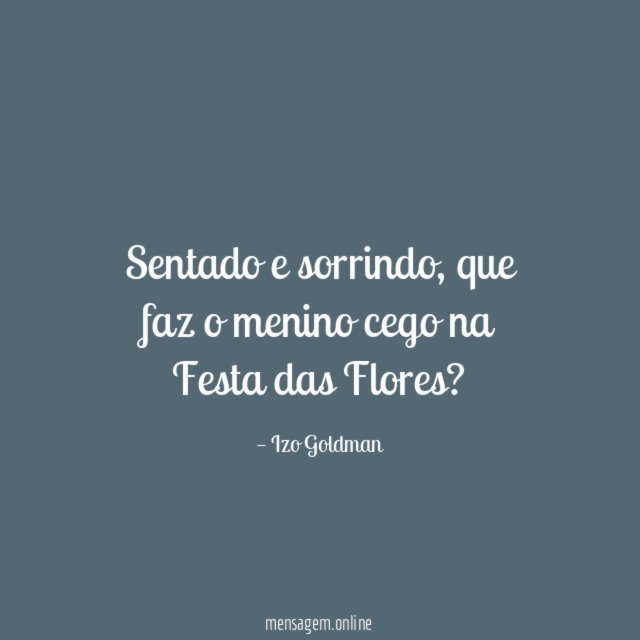 Sentado e sorrindo