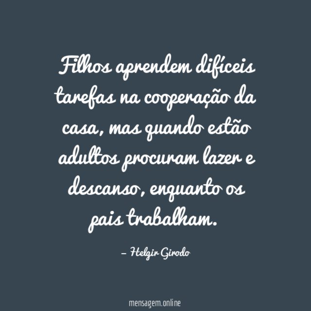 Filhos aprendem difíceis tarefas na cooperação da casa