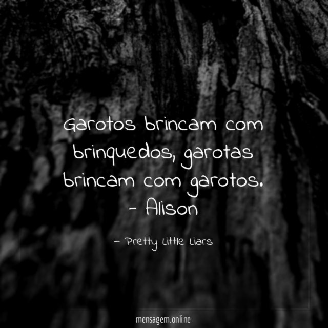 Garotos brincam com brinquedos