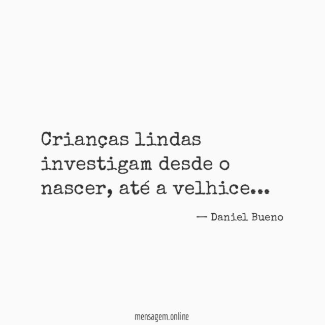 Crianças lindas investigam desde o nascer