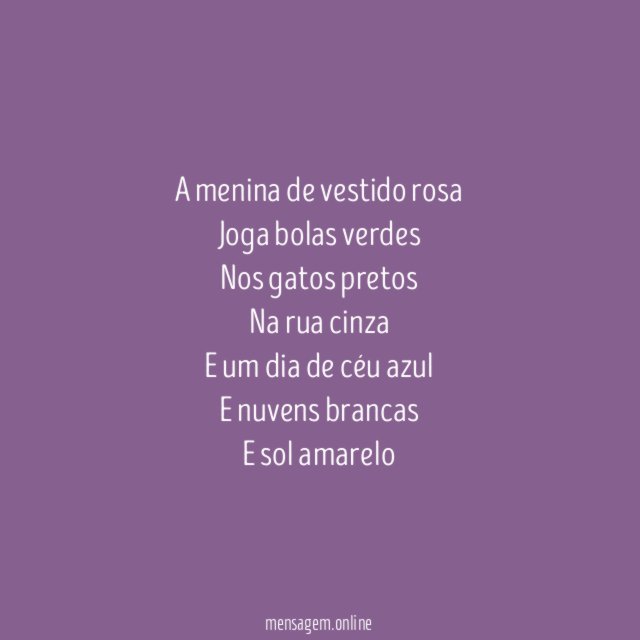 A menina de vestido rosa Joga bolas verdes Nos gatos