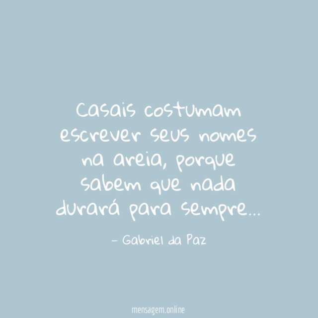 Casais costumam escrever seus nomes na areia