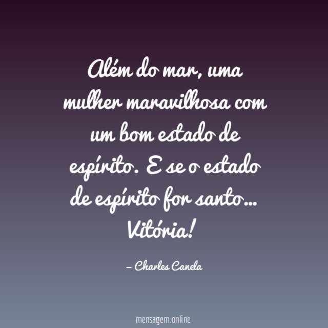 Além do mar, uma mulher maravilhosa com um bom estado de espírito.