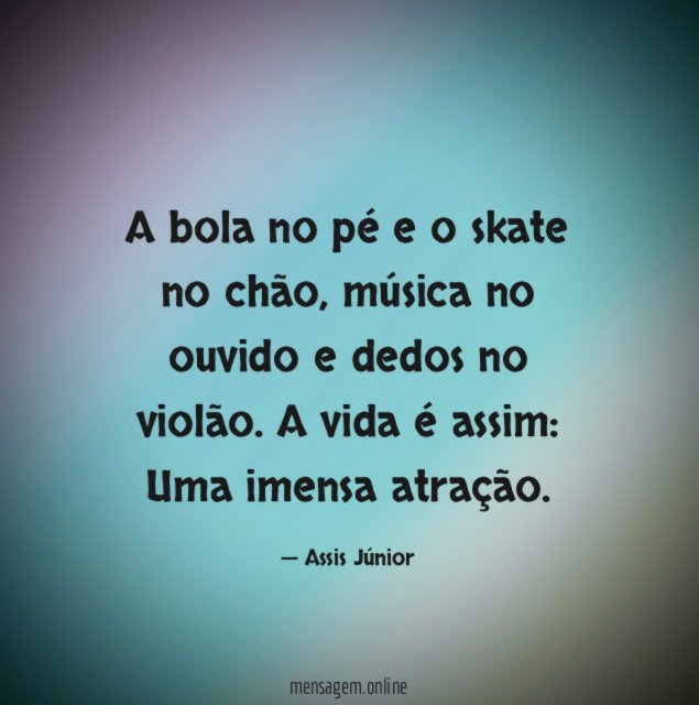 A bola no pé e o skate no chão