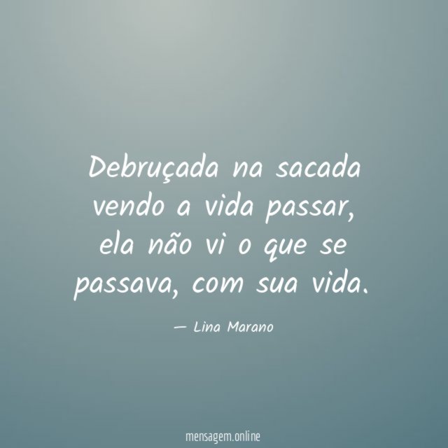 Debruçada na sacada vendo a vida passar