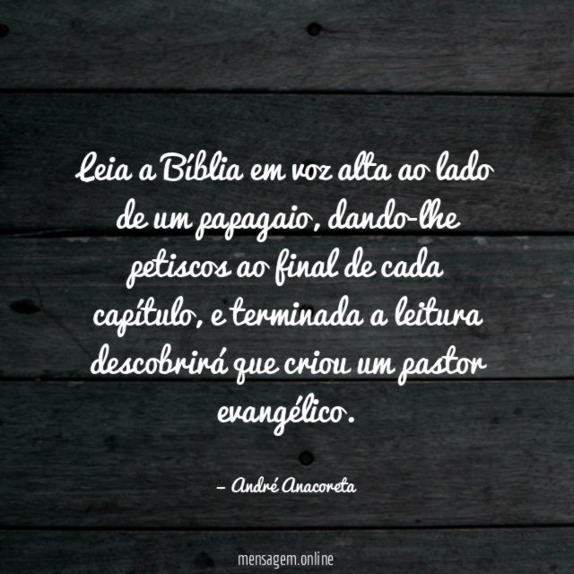 Leia a Bíblia em voz alta ao lado de um papagaio