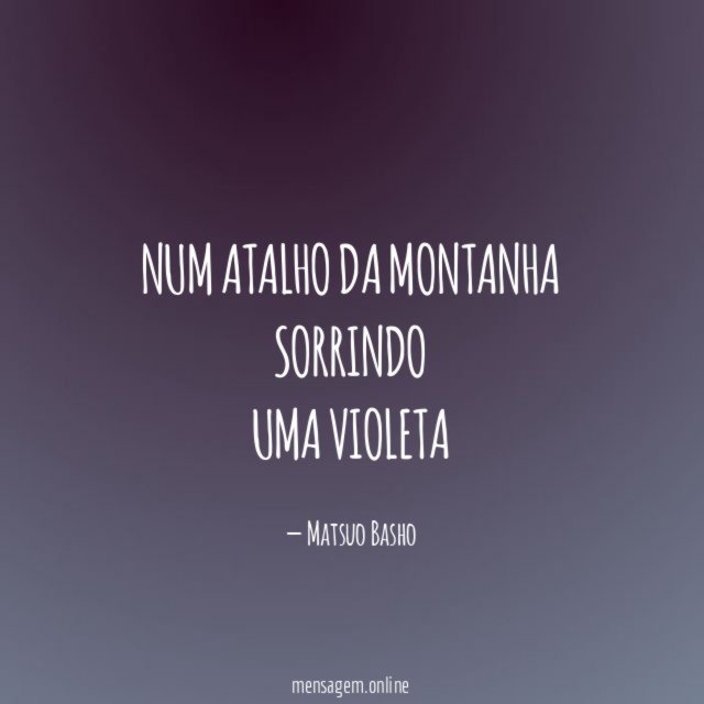 Num atalho da montanha Sorrindo uma violeta