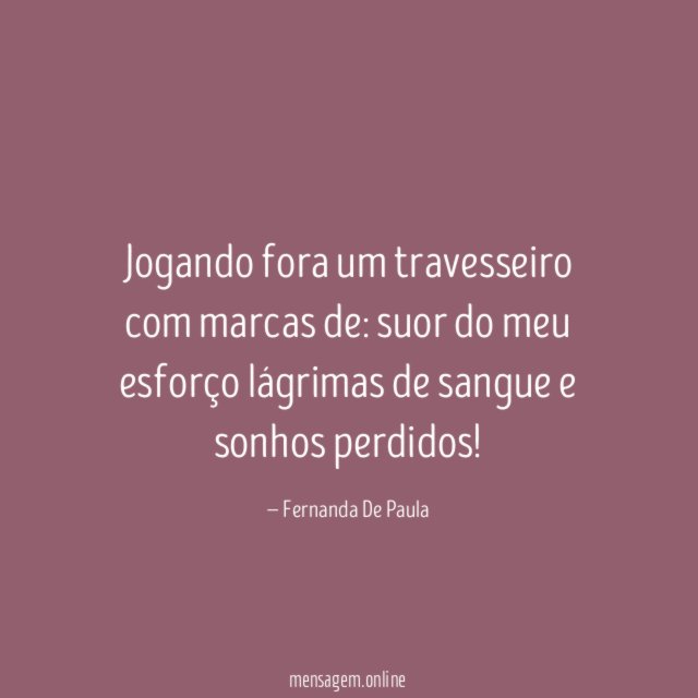 Jogando fora um travesseiro com marcas de