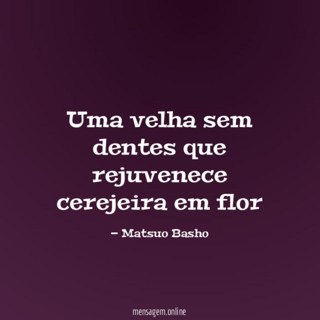 Uma velha sem dentes que rejuvenece cerejeira em flor