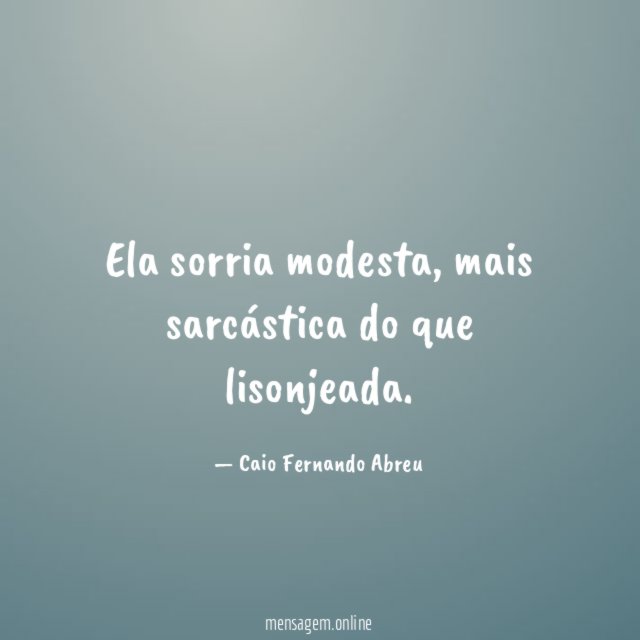 Ela sorria modesta