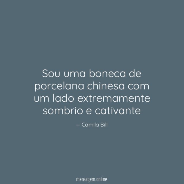 Sou uma boneca de porcelana chinesa com um