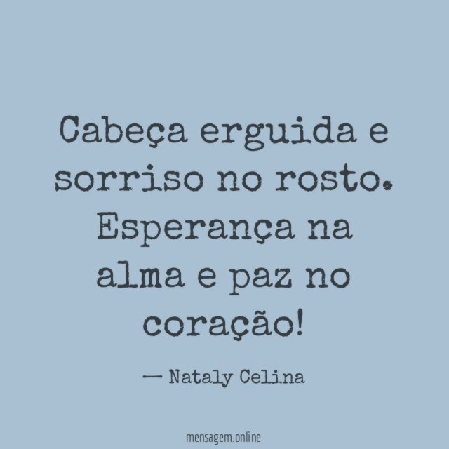 Cabeça erguida e sorriso no rosto