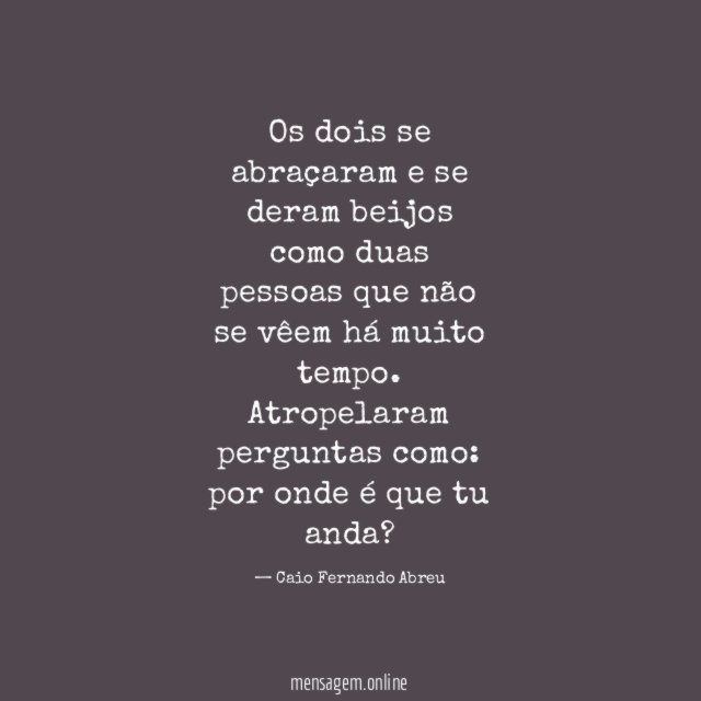 Os dois se abraçaram e se deram beijos