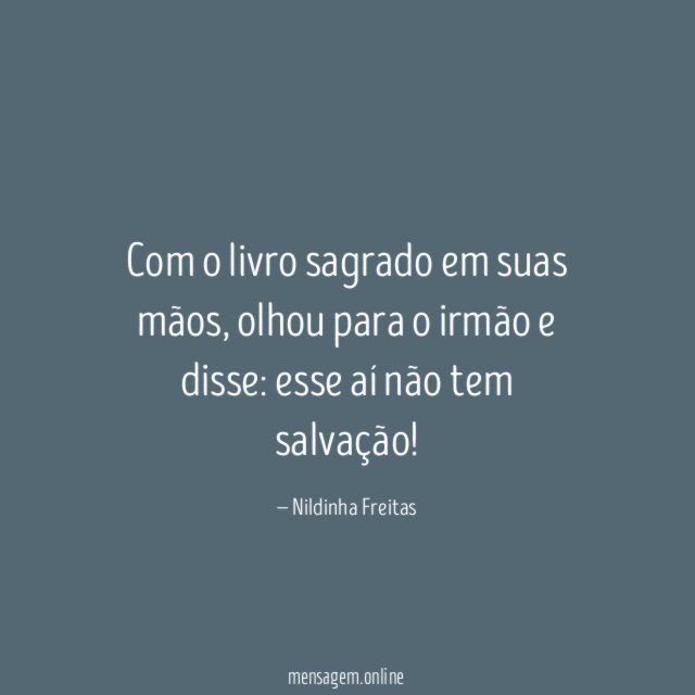 Com o livro sagrado em suas mãos