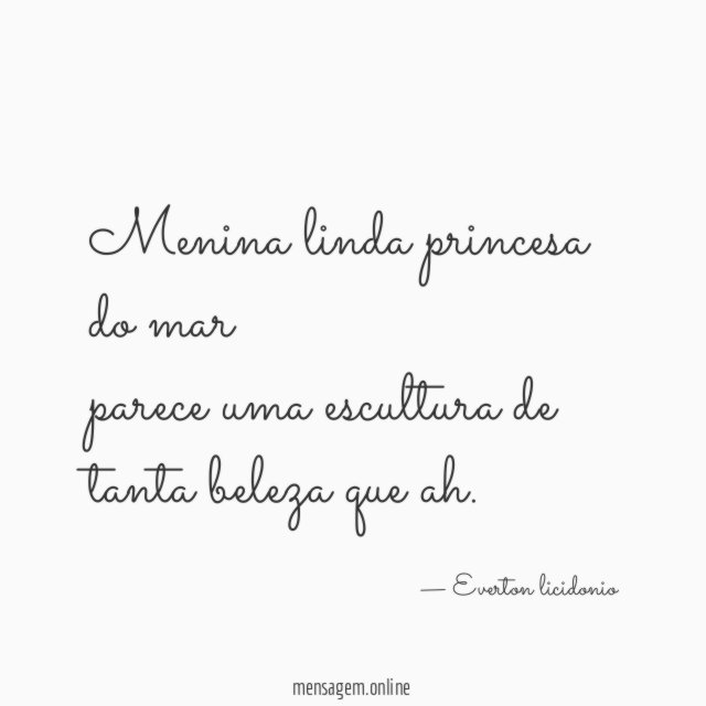 Menina linda princesa do mar parece uma escultura de