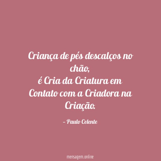 Criança de pés descalços no chão