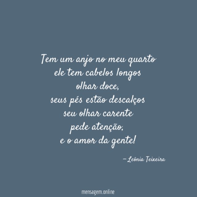 Tem um anjo no meu quarto ele tem cabelos longos olhar doce