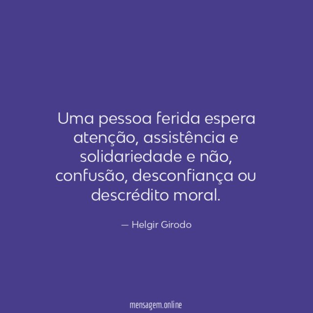 Uma pessoa ferida espera atenção