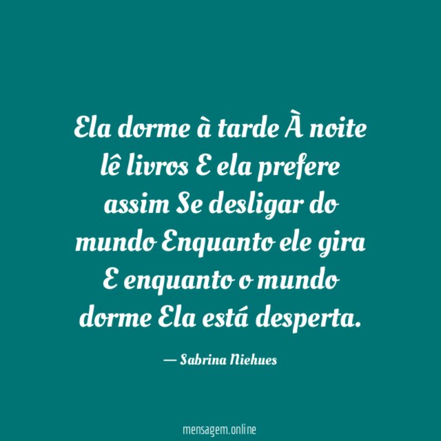 Ela dorme à tarde À noite lê livros E ela