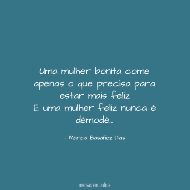Uma mulher bonita come apenas o que precisa para estar mais feliz