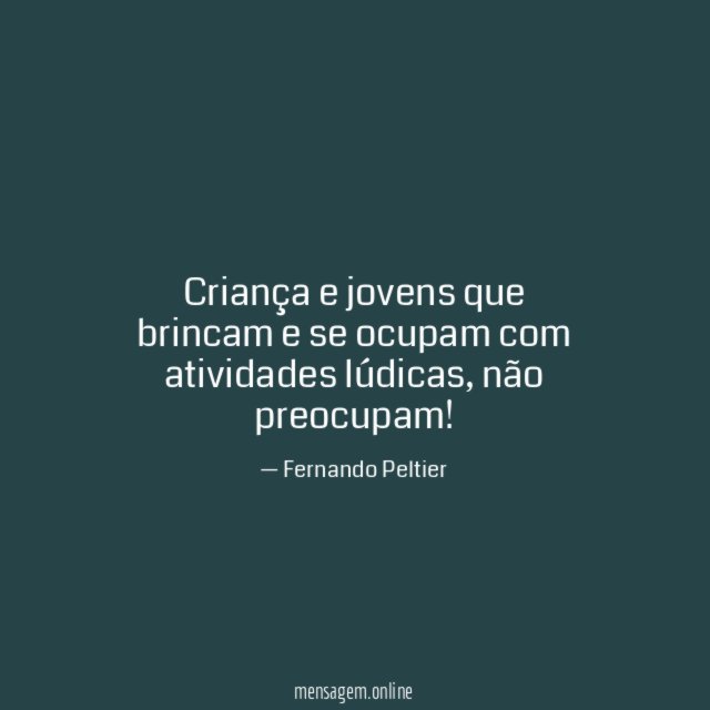 Criança e jovens que brincam e se ocupam