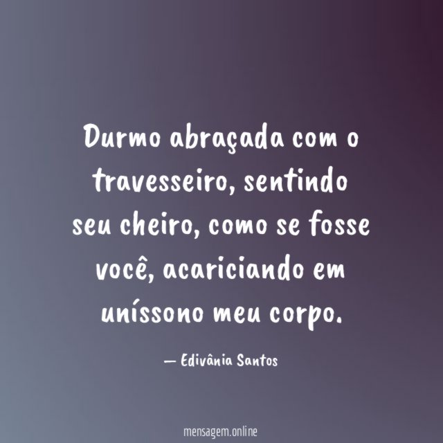 Durmo abraçada com o travesseiro