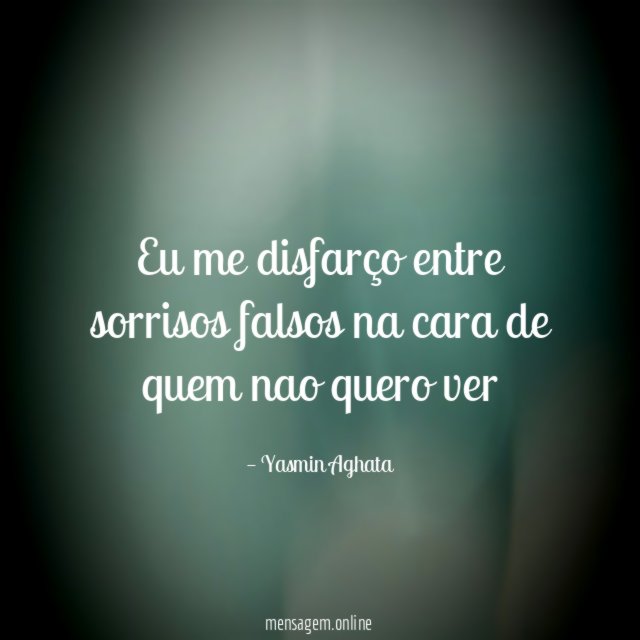 Eu me disfarço entre sorrisos falsos na cara