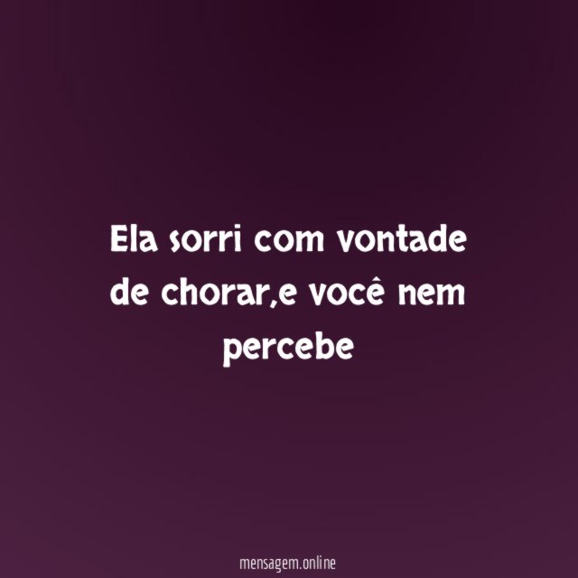 Ela sorri com vontade de chorar