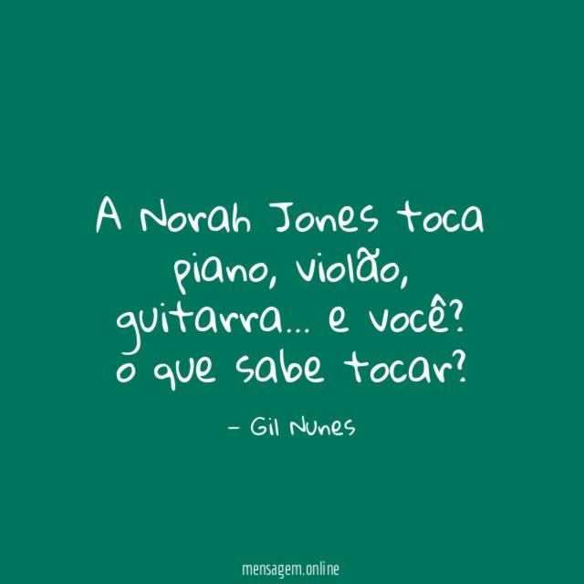 A Norah Jones toca piano