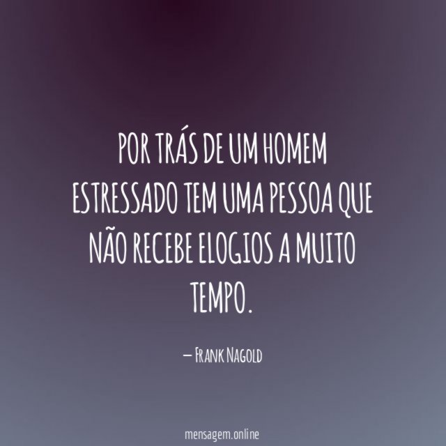 Por trás de um homem estressado tem uma