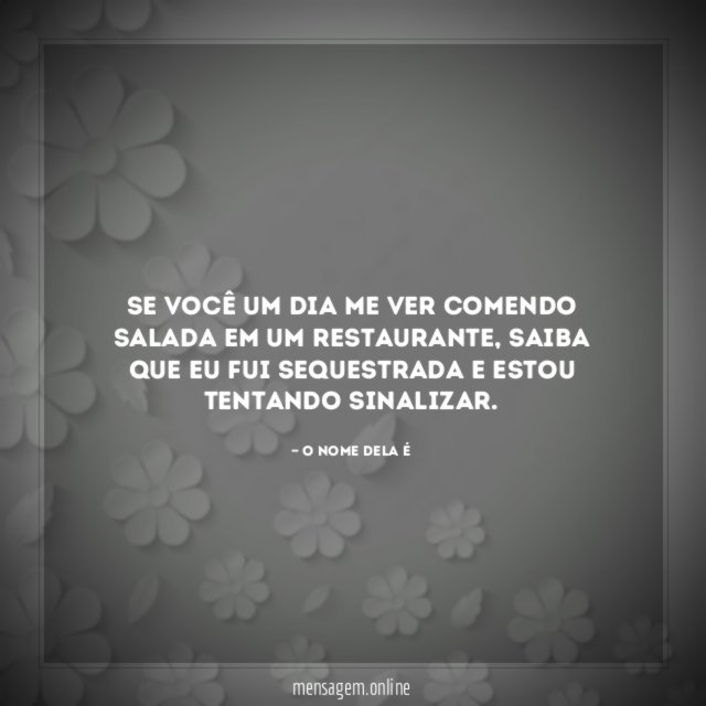 Comendo salada em um restaurante