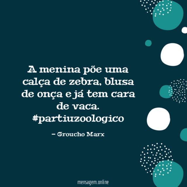 A menina põe uma calça de zebra