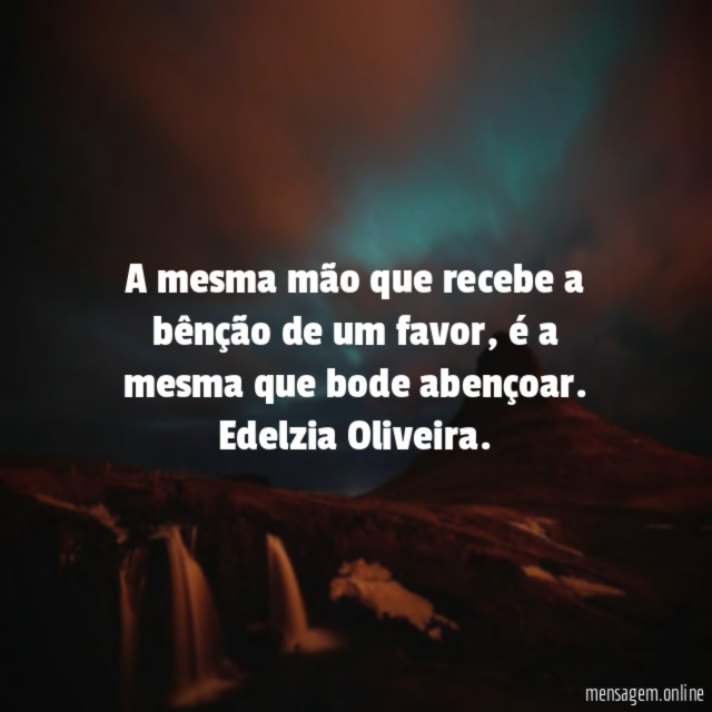 A mesma mão que recebe a bênção de