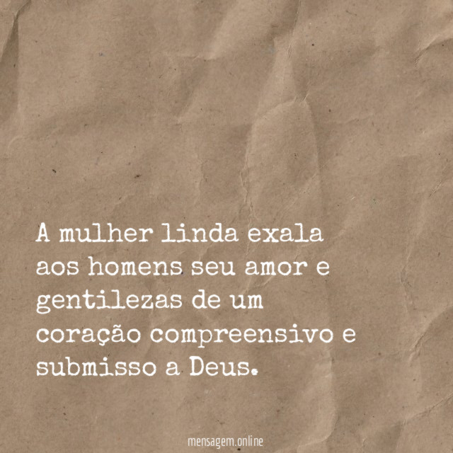 A mulher linda exala aos homens seu amor