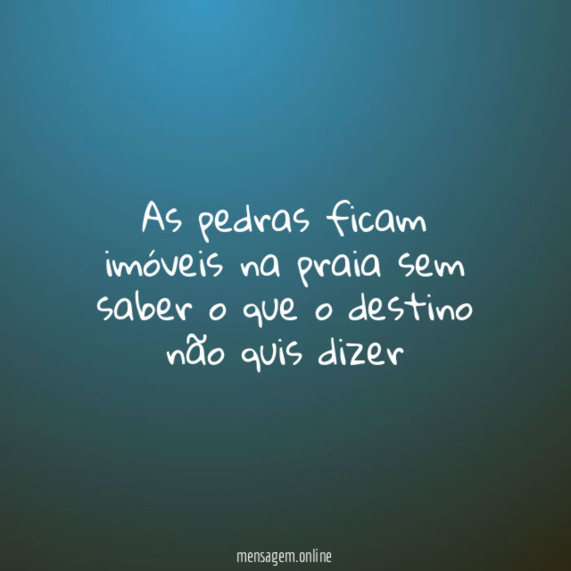 As pedras ficam imóveis na praia sem saber