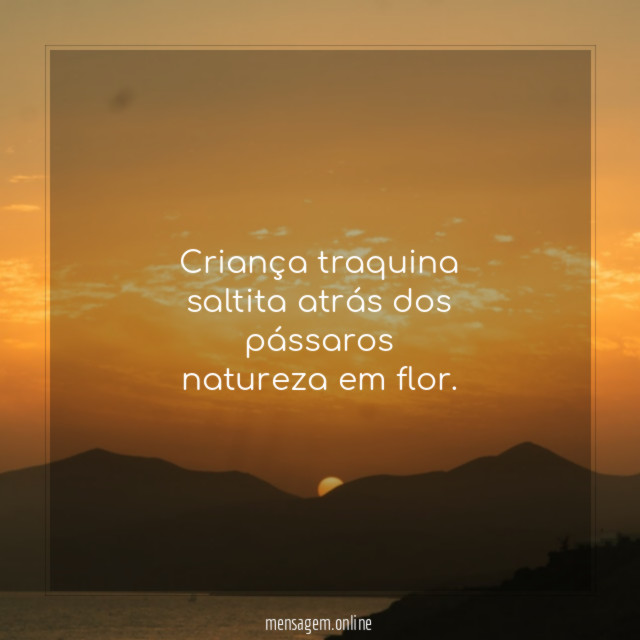 criança traquina saltita atrás dos pássaros natureza em flor