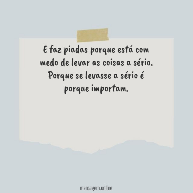 E faz piadas porque está