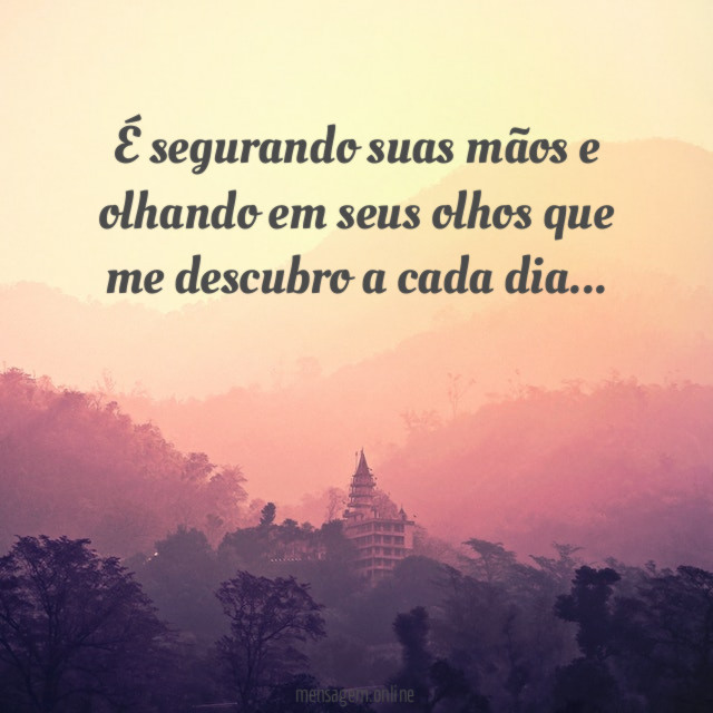 É segurando suas mãos e olhando em seus