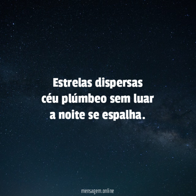 Estrelas dispersas céu plúmbeo sem luar a noite se espalha