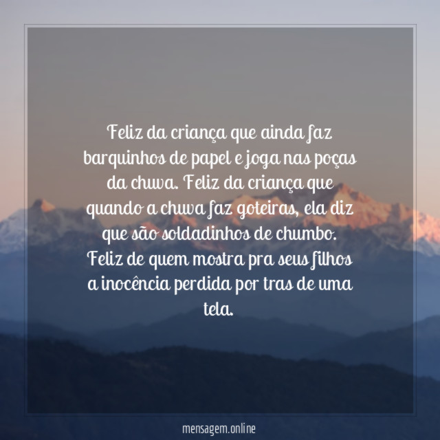 Feliz da criança que ainda faz barquinhos de