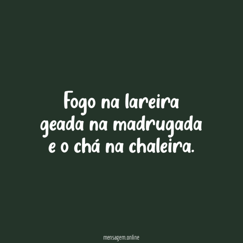 Fogo na lareira geada na madrugada e o chá na chaleira