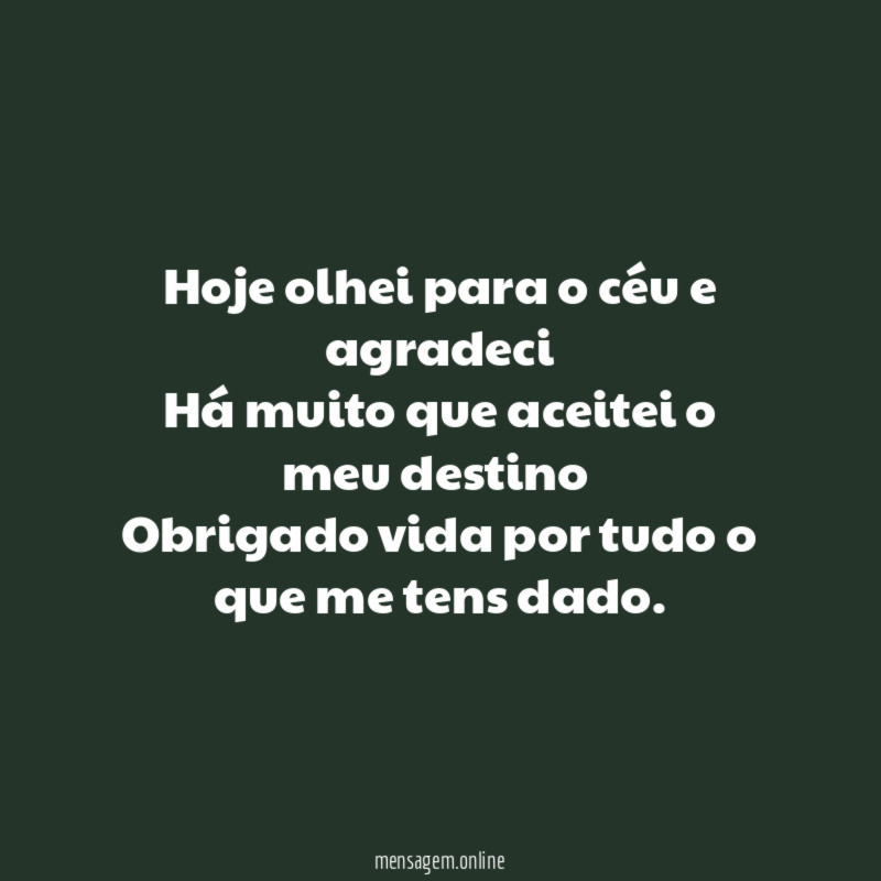 Hoje olhei para o céu e agradeci Há muito