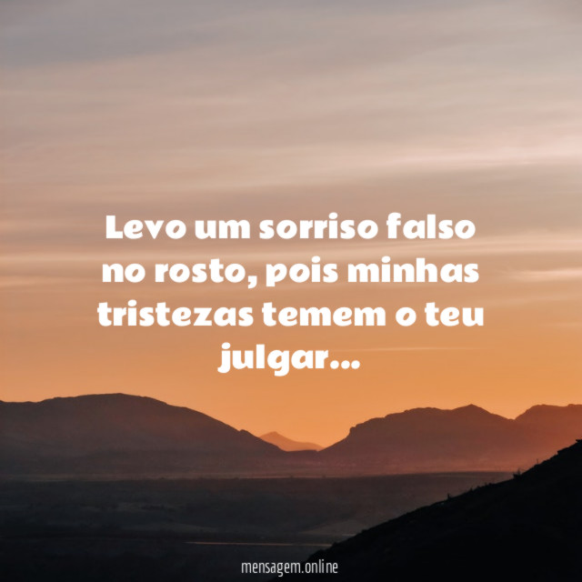 Levo um sorriso falso no rosto