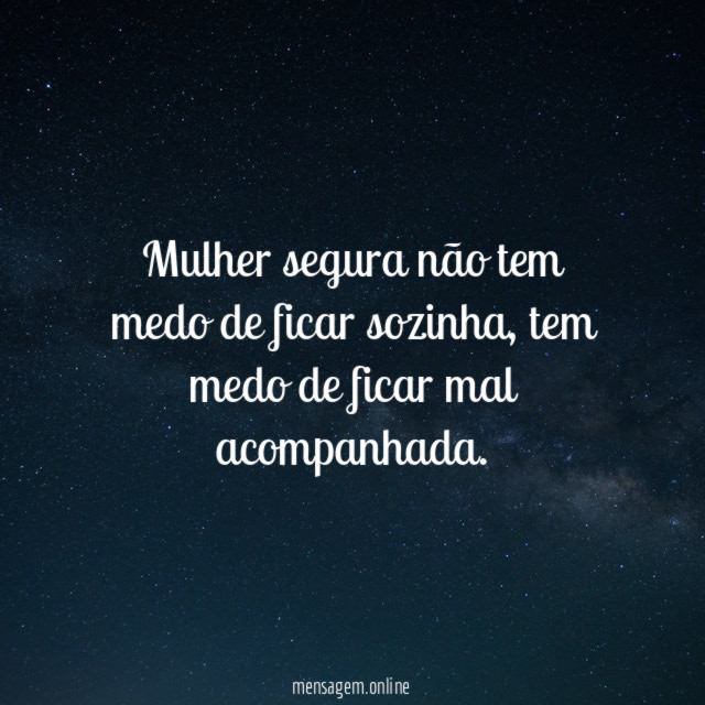 Mulher segura não tem medo de ficar sozinha