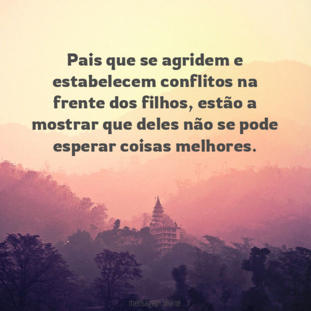 Pais que se agridem e estabelecem conflitos na frente dos filhos